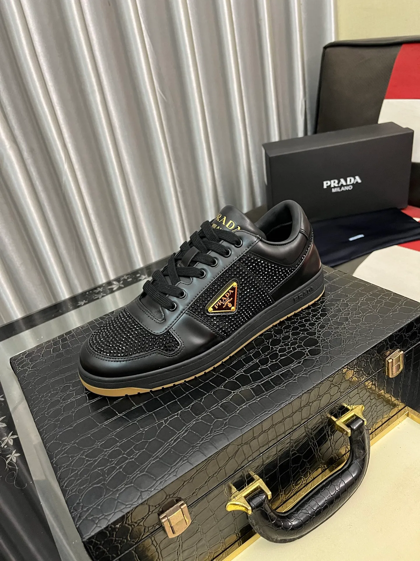 Men's shoes 💰680⌚️⌚️【PRADA】Prada - high-end quality original order 🔍🔍🔍casual sports shoes - Upper: 🔝 Nappa calfskin, perforated calfskin, shoe body sewn brand metal fasteners, tongue screen-printed high frequency brand logo - Lining: water-dyed cowhide - Outsole: ultra-light TPU foam rubber; two-color molded outsole -Ultra-high quality control and fine workmanship: outstanding (high-end, extravagance, class) -Size: 38-44 (45, can be customized)